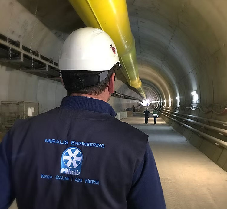 Miralis — saha ve ekip çalışması